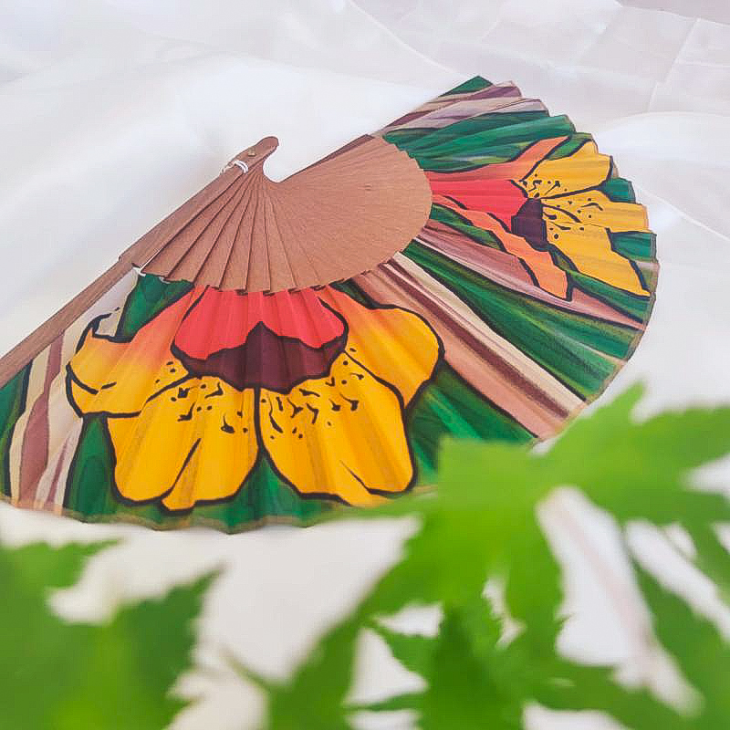 Abanico floral de seda pintado a mano. - Imagen 3