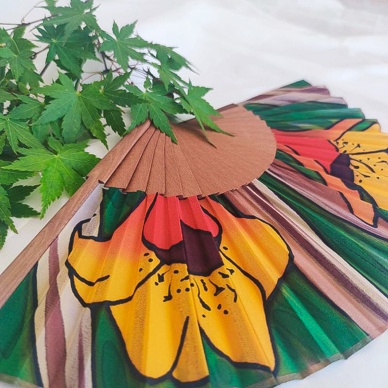Abanico floral de seda pintado a mano.