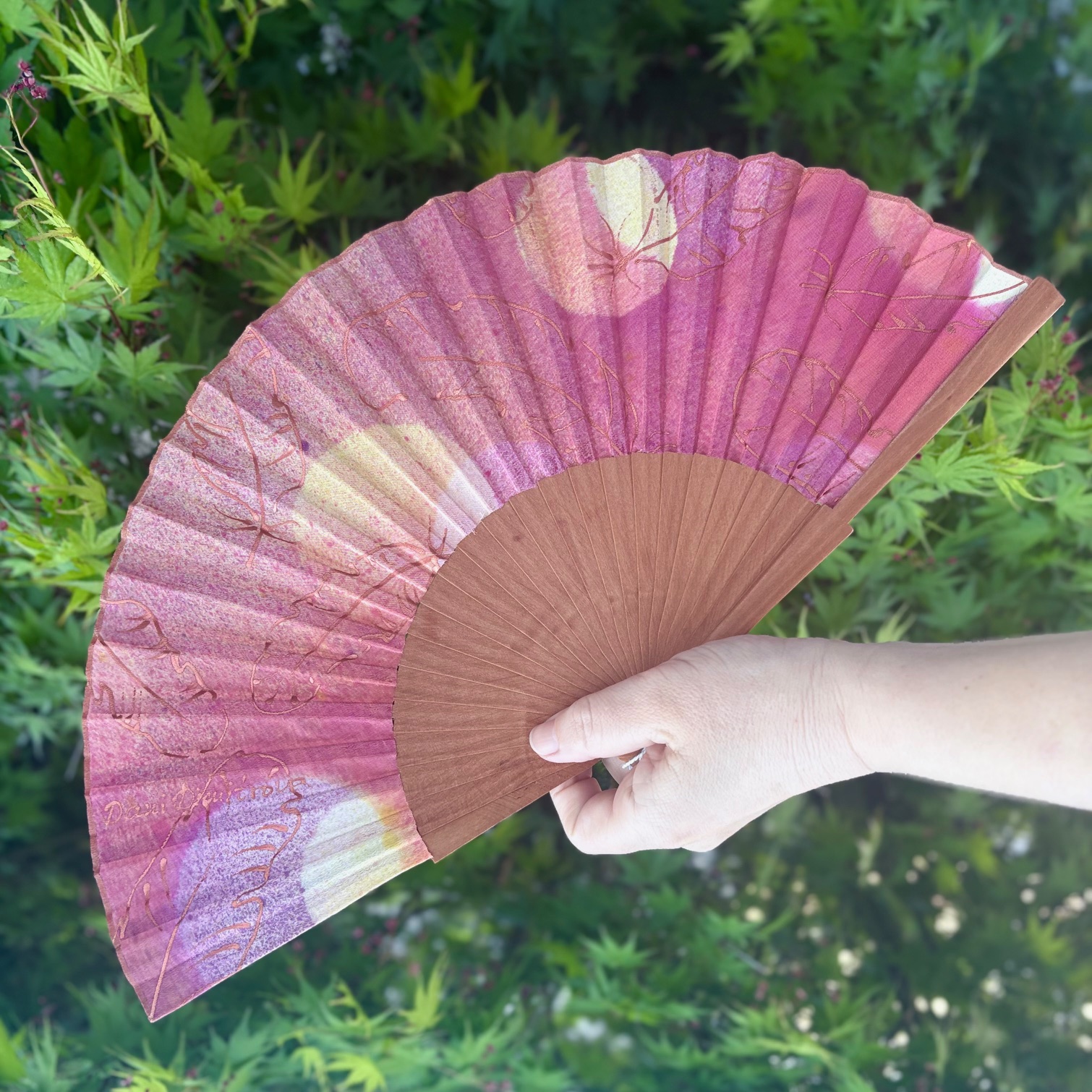 Abanico rosa pintado a mano en seda natural