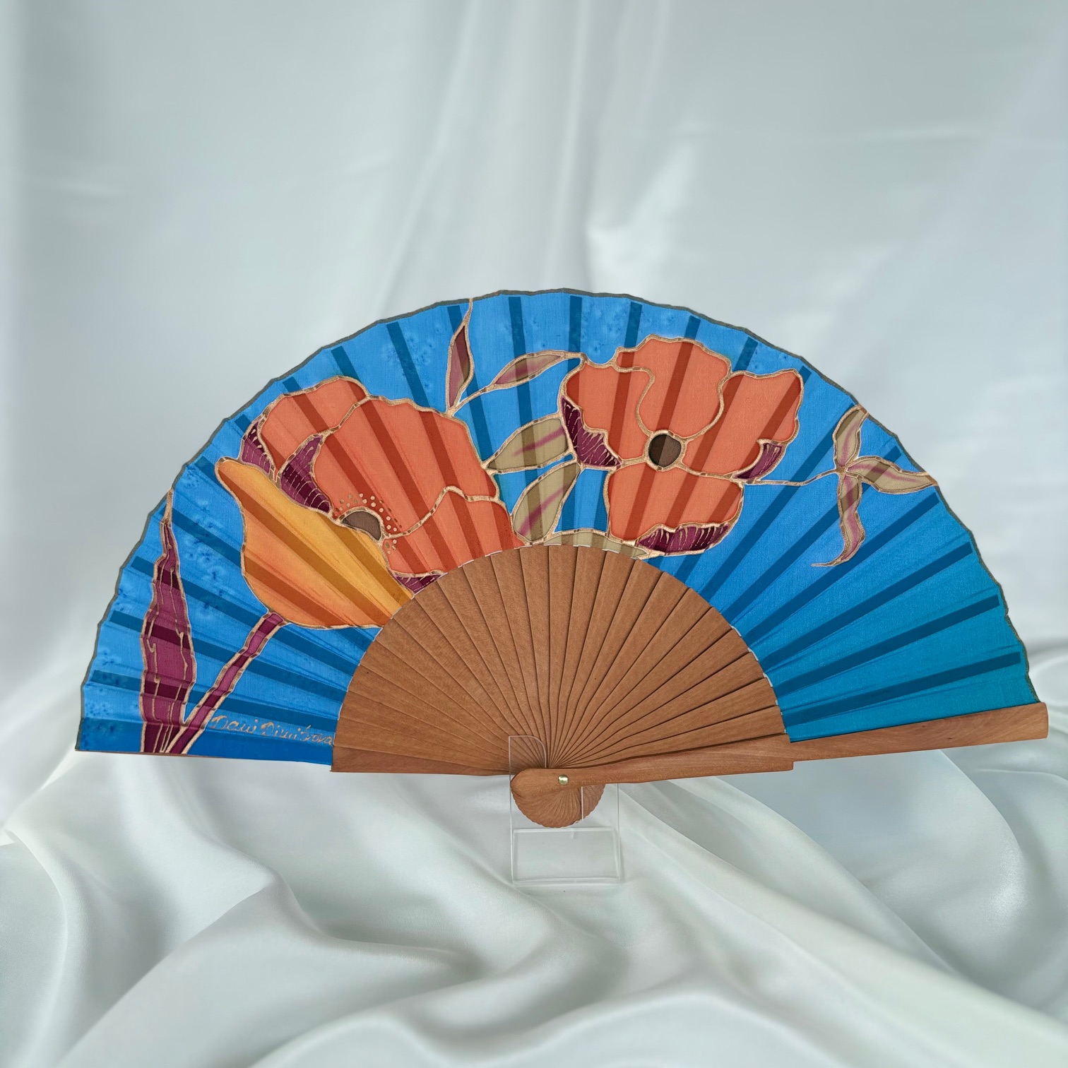 Elegante abanico de seda pintado a mano.